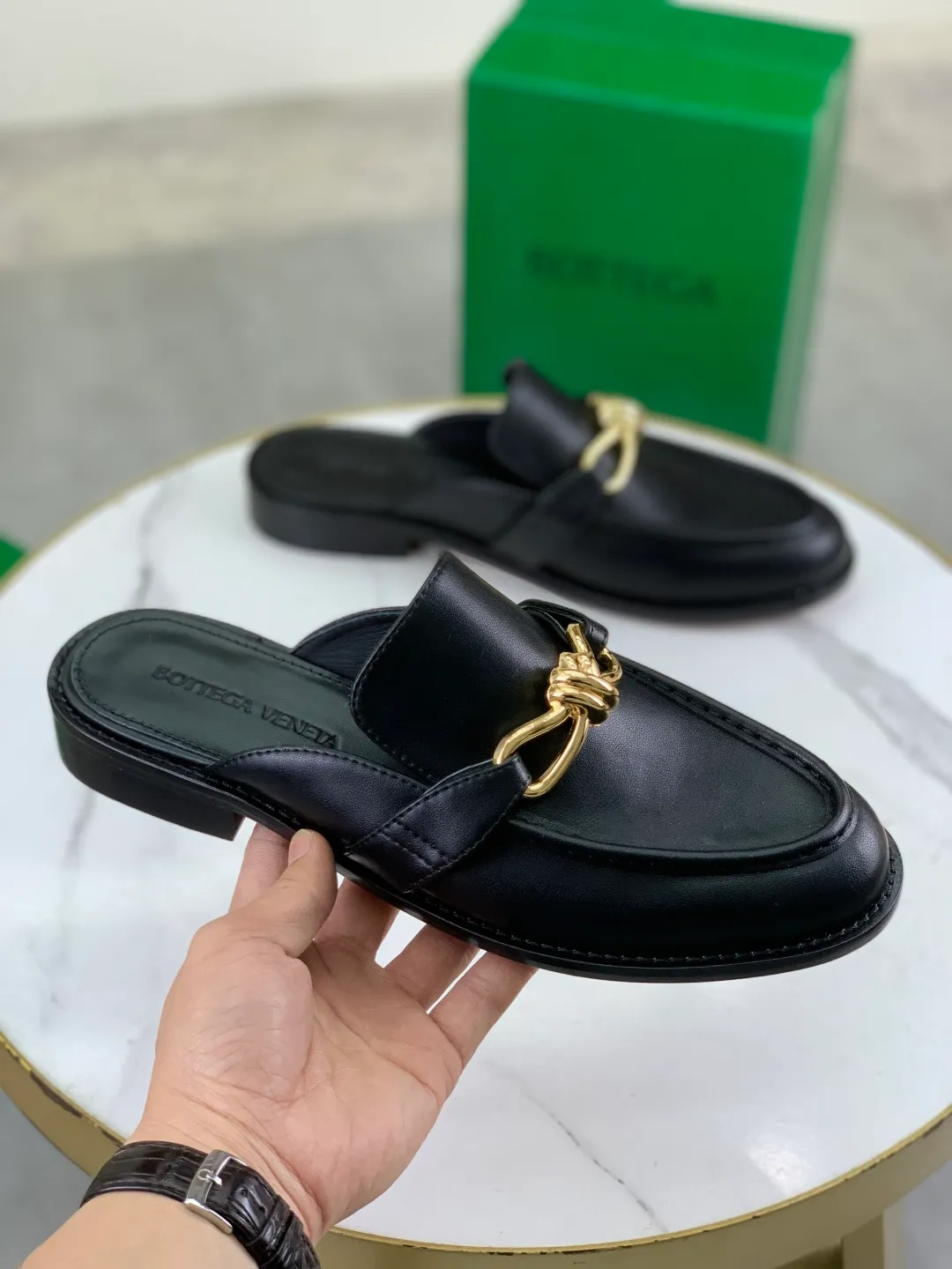 Men's shoes 💰P800 [New model] (genuine leather outsole) water-dyed cow lining 💰High-quality business couple half-slip leather shoes 💎💎💎 BOTTEGA VENETA official website synchronizes the latest top version of BV in the market, accepts material comparison, shoe type comparison, process comparison, practical and textured, versatile and suitable for any occasion, the more you look at it, the more flavorful it becomes. Purely hand-knitted craftsmanship - Upper material, calfskin imported from Italy 🇮🇹 - High-quality water-dyed cowhide lining - Original private model customized leather outsole -Size: Female 35-39 (40 ordered) Male 39-44 (38 45 can be customized) Color: Multiple colors available